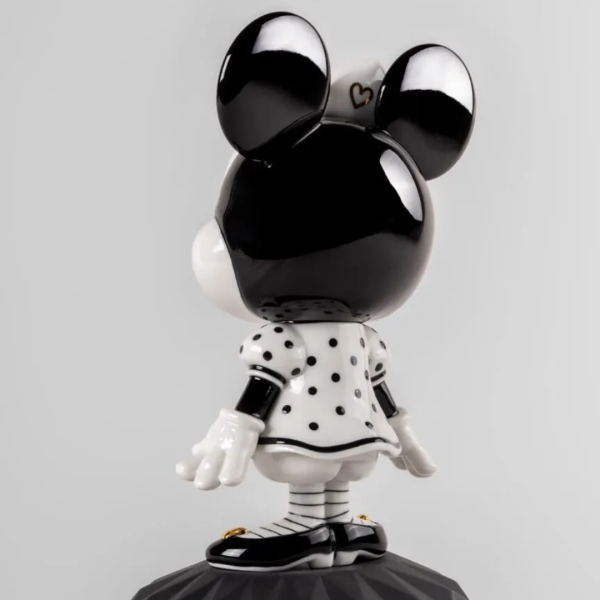 Minnie in black and white Sculpture