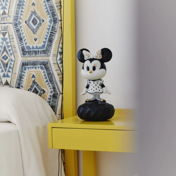 Minnie in black and white Sculpture