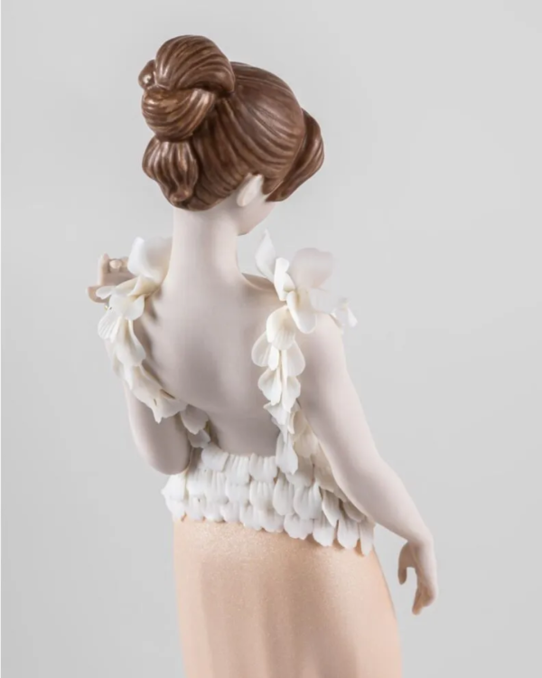 Exquisite Embroidery Sculpture