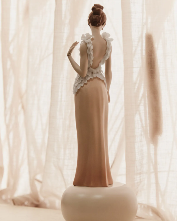 Exquisite Embroidery Sculpture